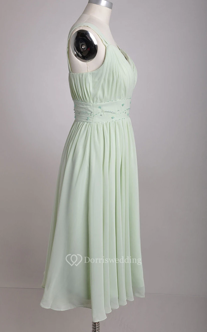 Robe de demoiselle d'honneur vert sauge en mousseline de soie, coupe trapèze, col en V et larges bretelles view 7
