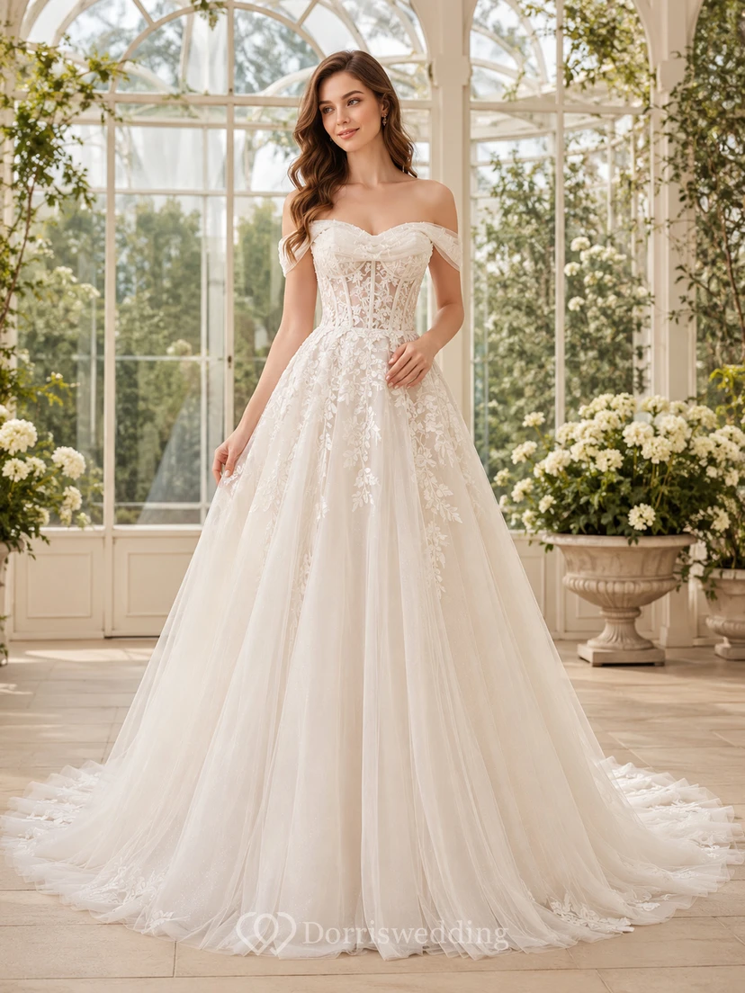 Robe de mariée champêtre en dentelle et tulle, bretelles cœur, sans manches, coupe trapèze, traîne chapelle, applications florales.