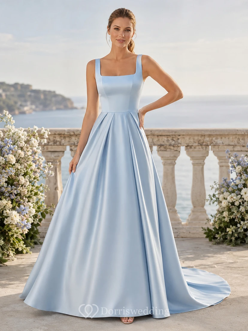 Robe de mariée bleu pâle en satin, col carré, bretelles, coupe trapèze, style chapelle