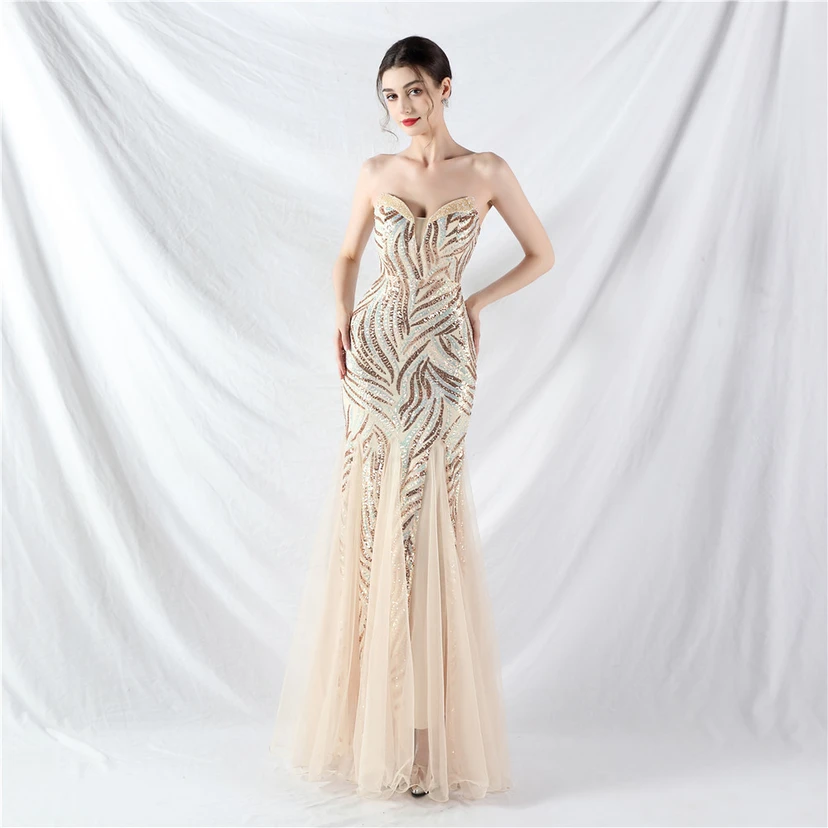 Schwer gearbeitetes, perlenbesetztes Abendkleid aus Netzgewebe mit superdichter Paillettenbesatz view 38