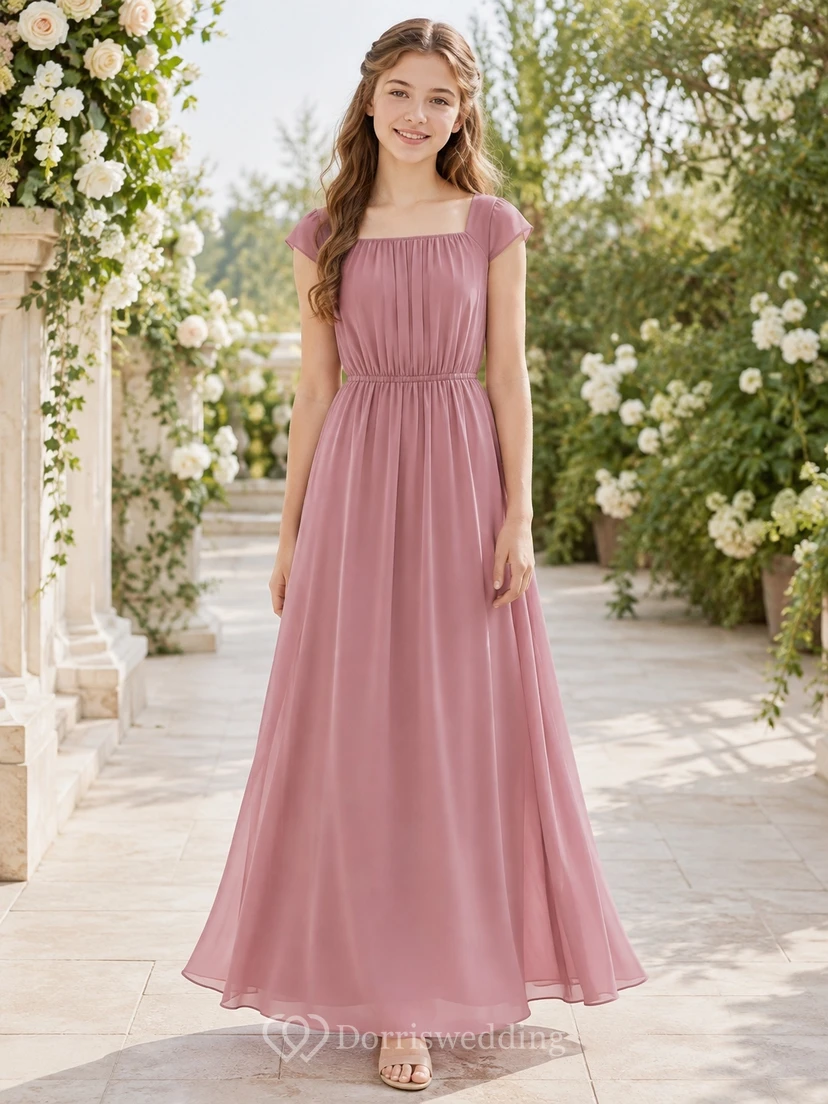 Vestido de dama de honor juvenil rosa empolvado, corte en A, manga corta, gasa con pétalos, cintura fruncida, estilo romántico.