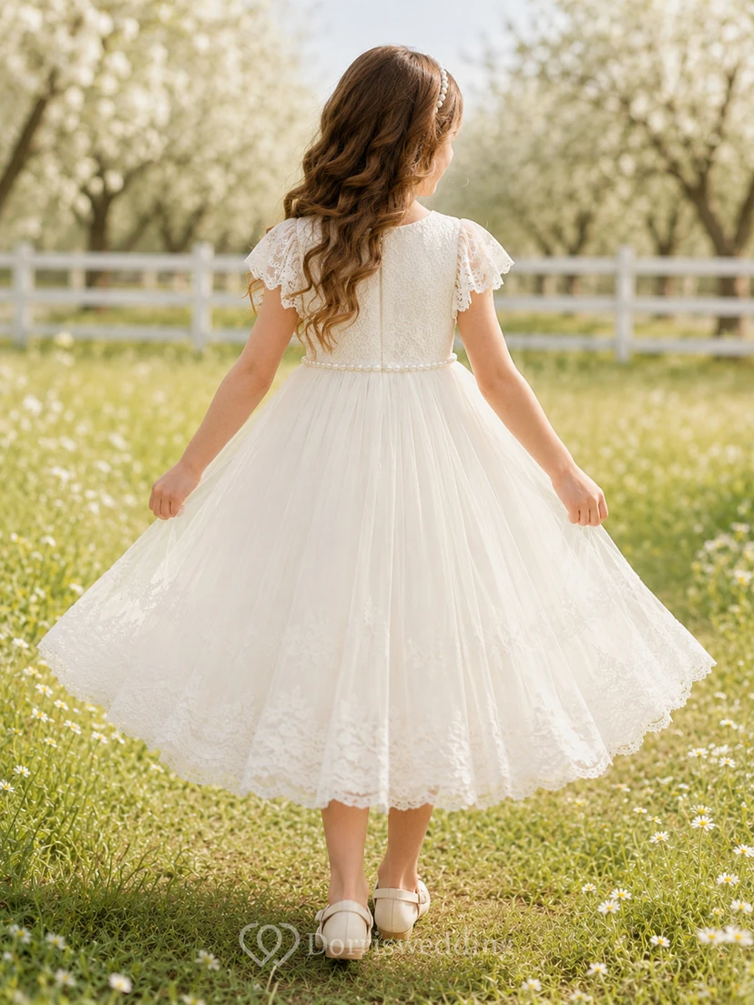 Robe de communion en tulle à manches courtes et dentelle bateau, bandeau de perles et dentelle perlée, avec bandeau orné de perles. view 2
