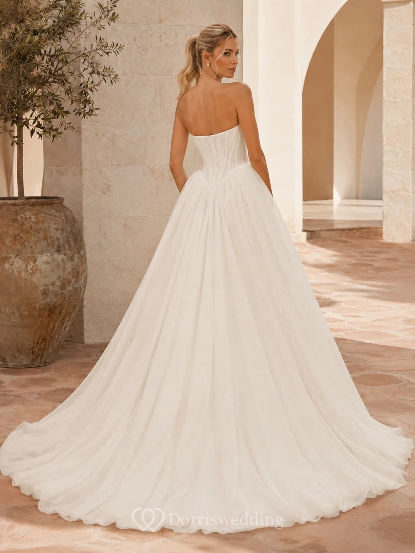 Trägerloses, plissiertes Satin-Ballkleid mit schlichter Kapellenschleppe – Hochzeitskleid view 2