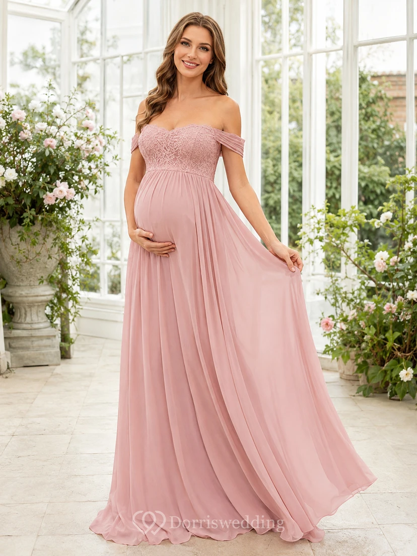 Vestido formal de gasa con escote imperio, hombros descubiertos y corpiño de encaje rosa rubor para embarazadas.