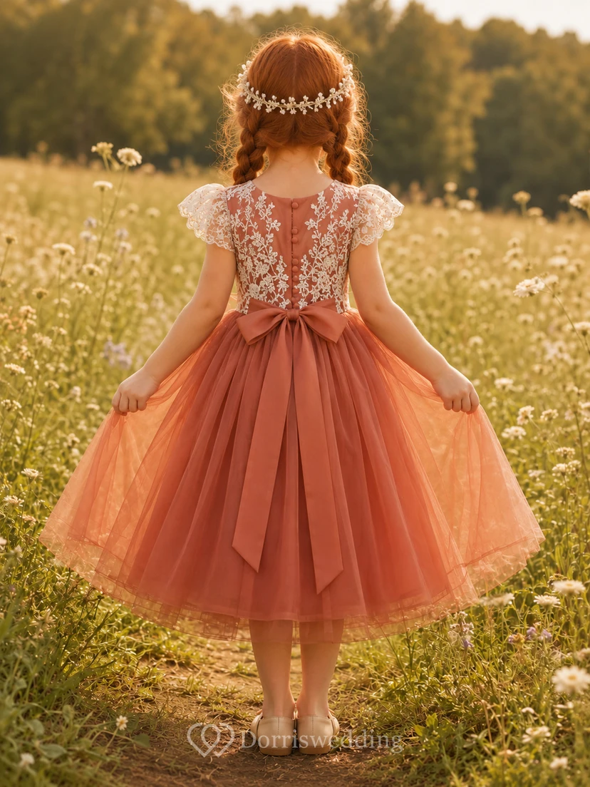 Robe de demoiselle d'honneur trapèze en tulle orange terracotta à motifs floraux, manches à pétales et nœud. view 2
