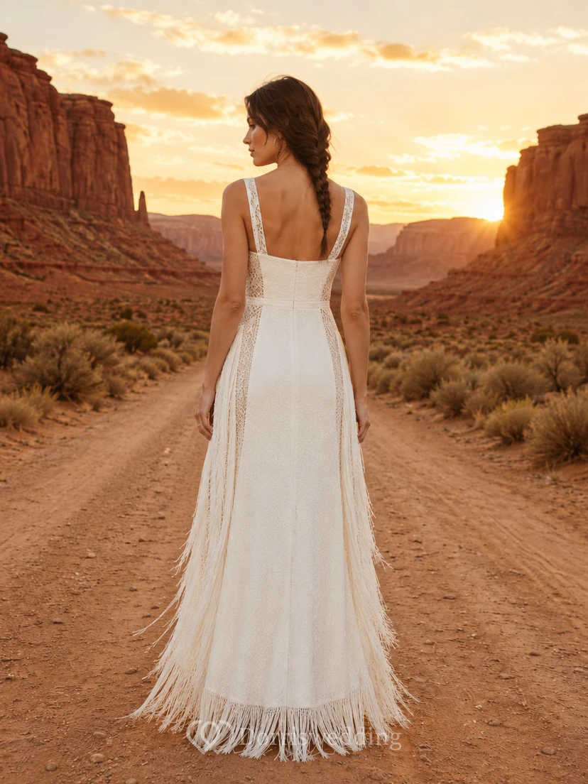 Robe de mariée bohème fourreau à franges et col carré style désert view 2