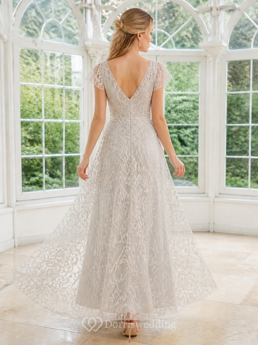 Vestido de novia romántico de corte A, escote en V, mangas cortas y encaje, largo hasta el suelo view 2