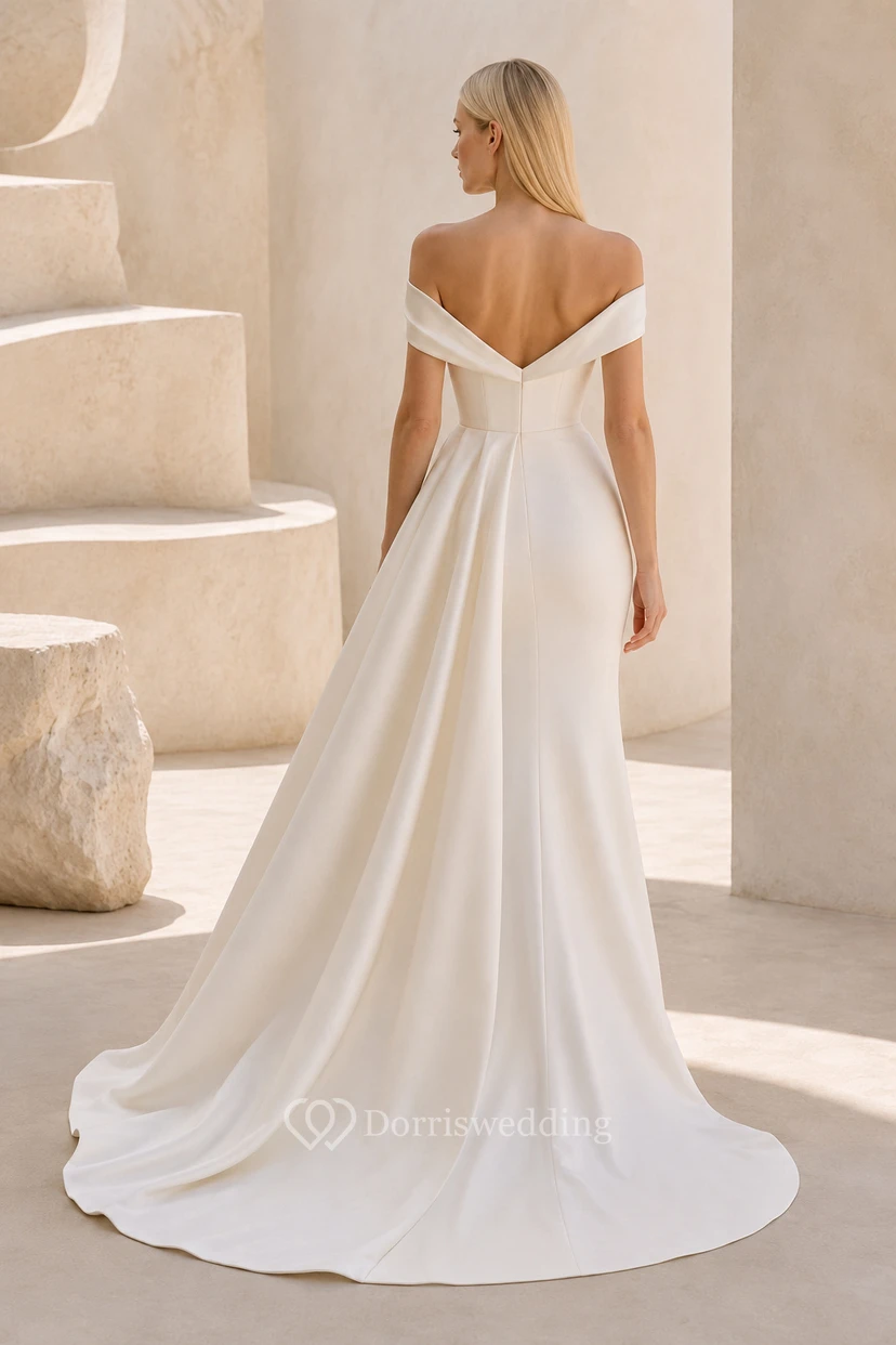 Robe de mariée fourreau en satin à épaules dénudées et drapé sur le côté view 2