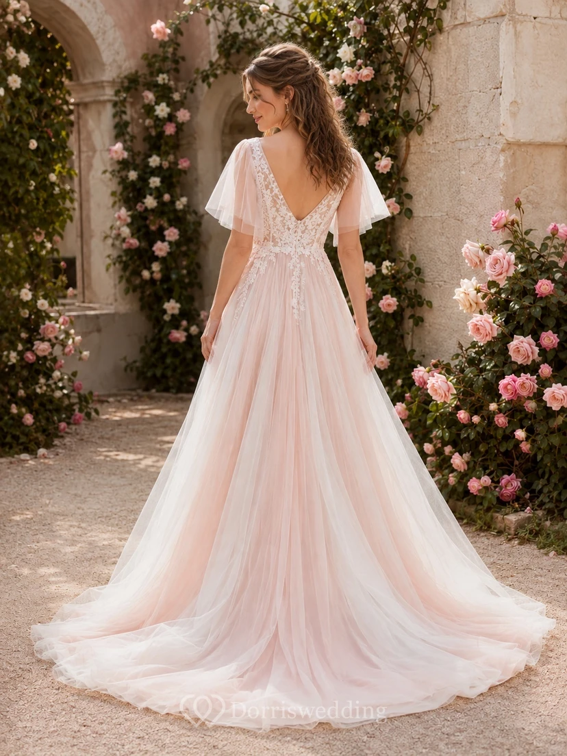 Robe de mariée romantique rose poudré en mousseline de soie, col en V, manches papillon, coupe trapèze, traîne, ornée de dentelle. view 2