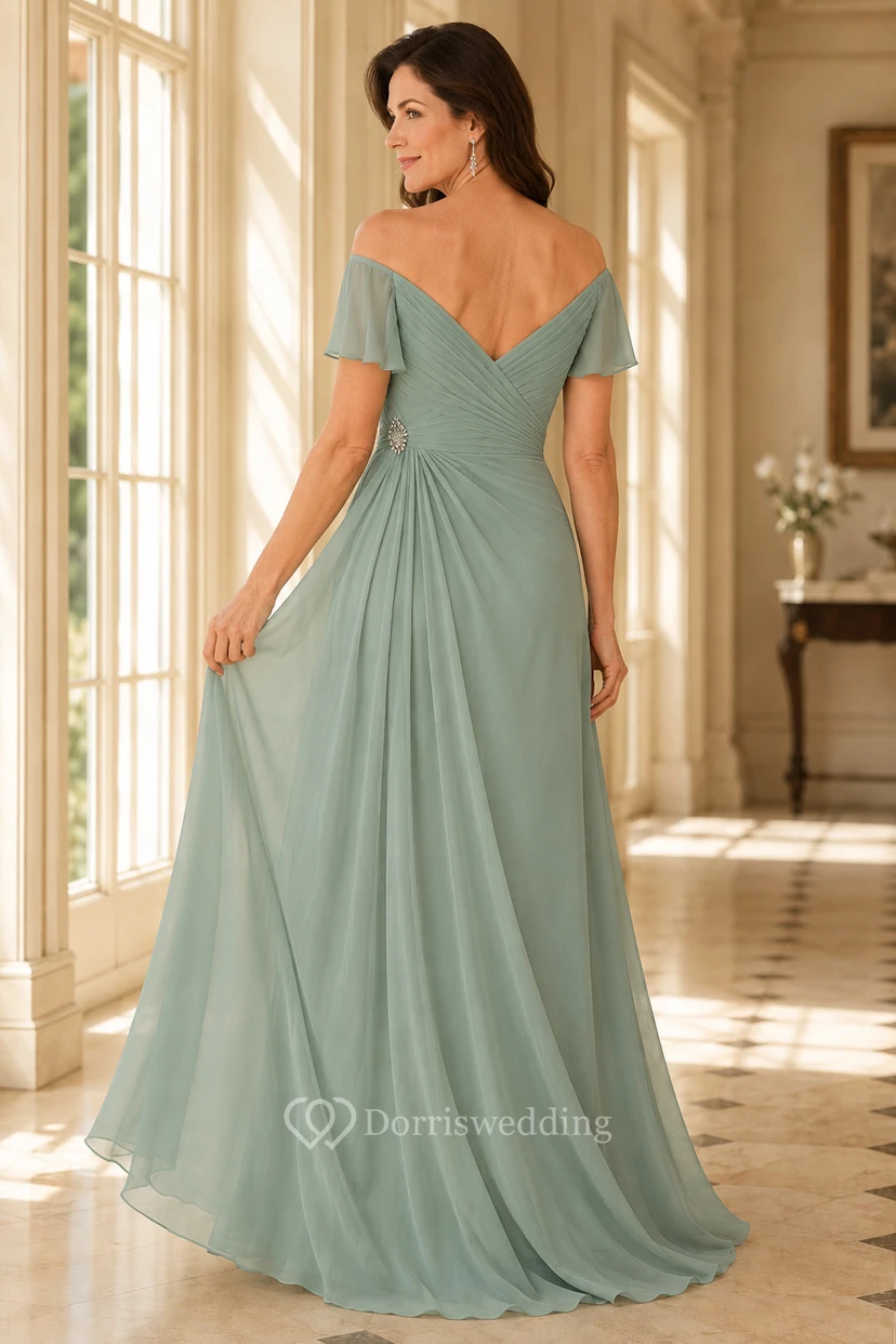 Salbeigrünes, schulterfreies Chiffon-Kleid in A-Linie mit Kristallbrosche view 2