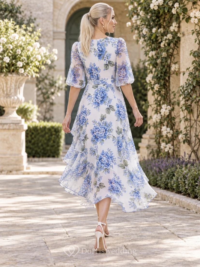 Vestido de invitada largo hasta el suelo, sin tirantes, con estampado de hortensias azul cielo y corte en A.
