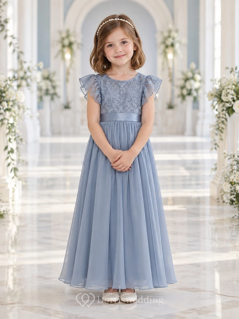 Vestido de niña de flores azul discreto, de gasa, corte en A, mangas con volantes, largo hasta los tobillos y lazo en la espalda.