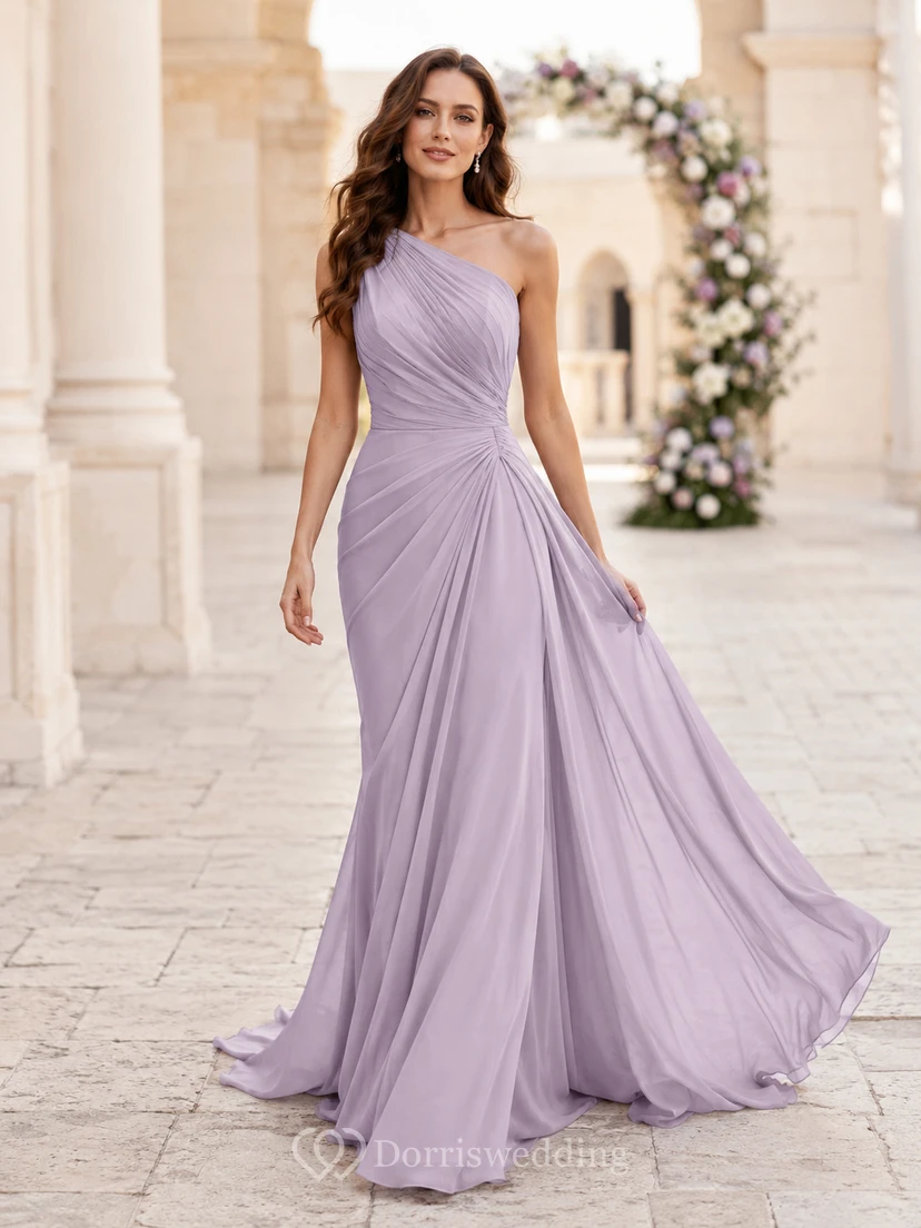 Robe de mariée lavande asymétrique en mousseline froncée, coupe fourreau et traîne.