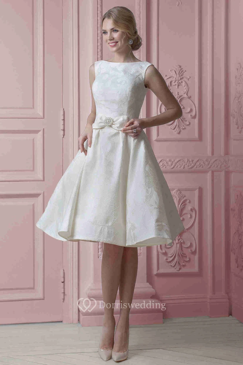 Vestido de novia midi de satén floral con escote corazón, lazo y cordones.