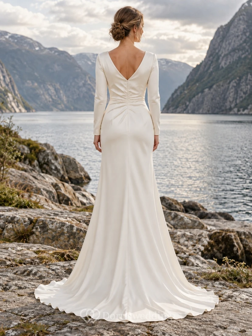 Vestido de novia de satén de manga larga con escote en V, corpiño cruzado simulado y cola. view 2