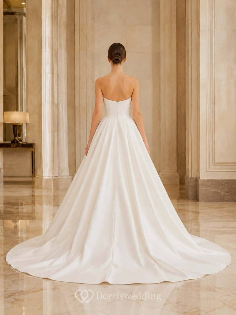 Makelloses, trägerloses, ärmelloses Ballkleid aus Satin mit Hofschleppe und Faltenrock im Landhausstil view 2