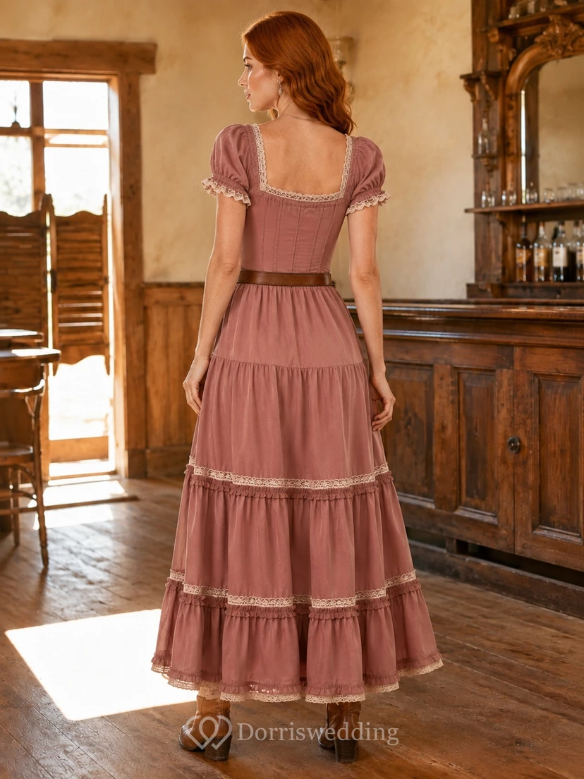 Vestido de invitada vintage de estilo western, color rosa empolvado, con escote corazón, mangas abullonadas y falda escalonada hasta los tobillos. view 2