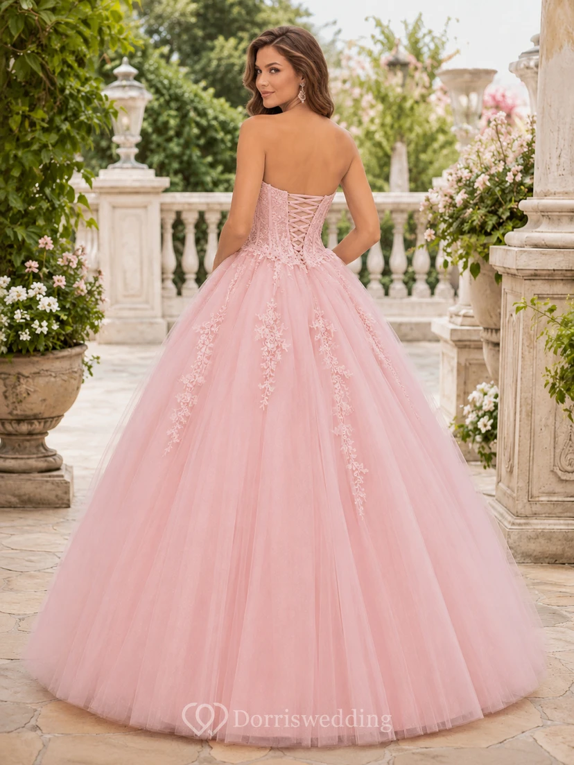 Robe de bal de princesse à corset en dentelle florale rose poudré, bustier sans bretelles à poche cachée et décolleté cœur, ornée de poches cachées et de fleurs. view 2