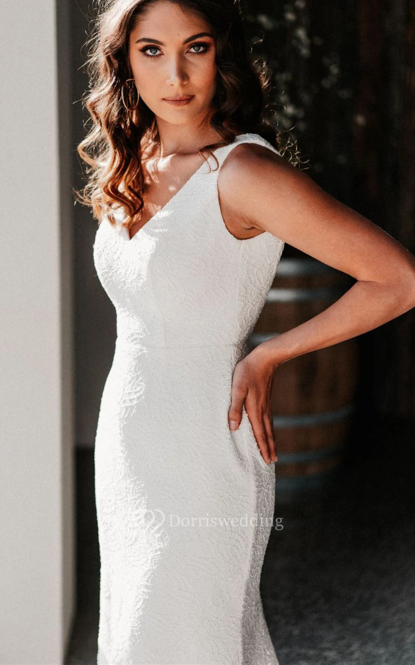 Robe de mariée sirène décontractée en dentelle, col en V et fente sur le devant view 4