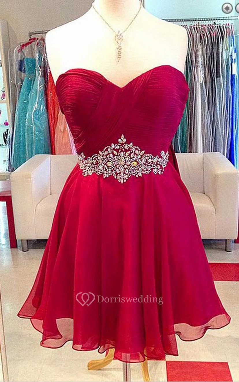 Elegantes, kurzes Chiffonkleid in A-Linie mit herzförmigem Ausschnitt und Perlenstickerei