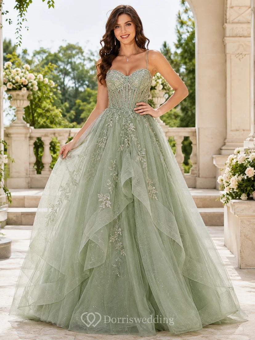 Vestido de fiesta largo hasta el suelo de encaje y tul con escote corazón y tirantes finos, estilo princesa color salvia.