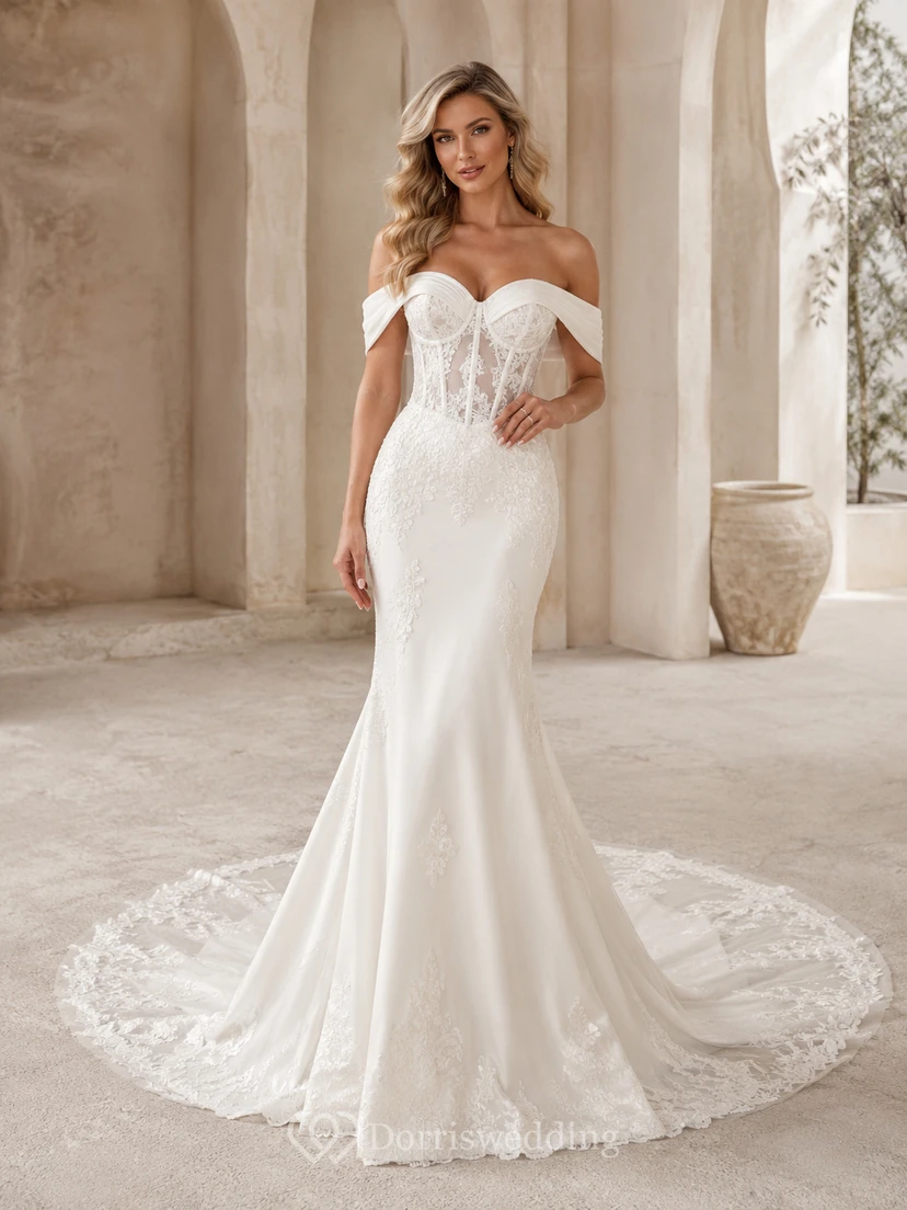 Robe de mariée sirène en satin et dentelle, épaules dénudées, manches courtes, traîne chapelle, coupe sculpturale, style jardin.