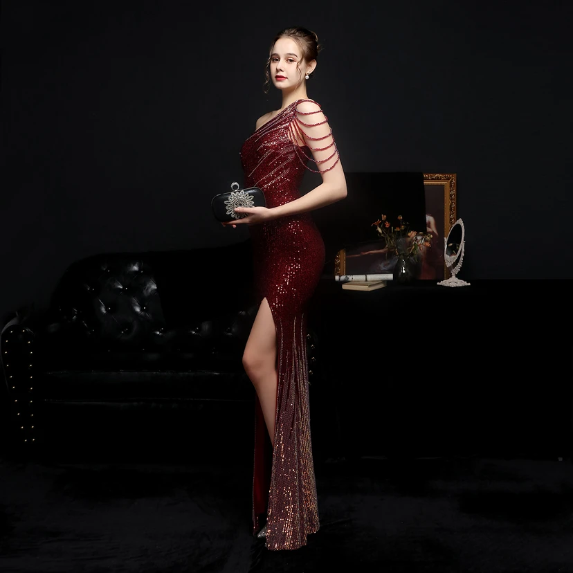 Robe de soirée longue et moulante à sequins colorés, confectionnée avec soin, idéale pour une célébrité ou une fête. Robe de mariée sexy et cintrée, confectionnée avec des paillettes colorées et lourdes. Robe de mariée longue et moulante, parfaite pour une occasion spéciale. view 5