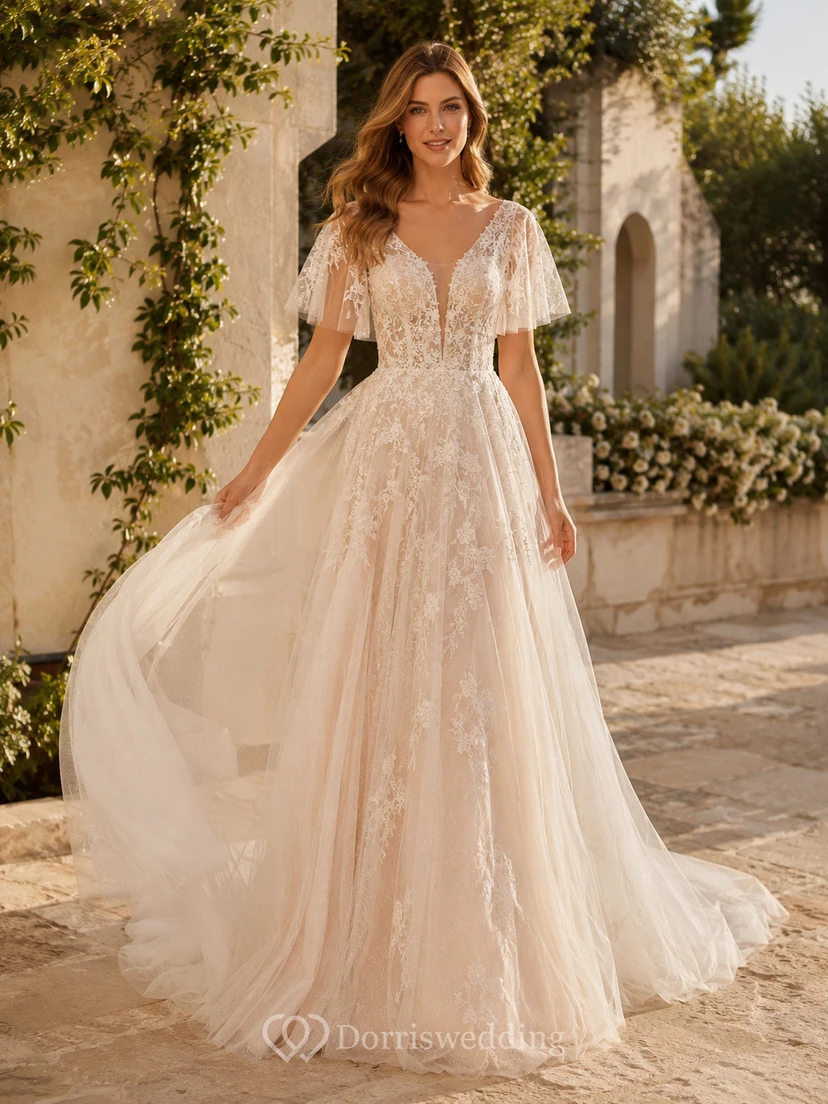 Robe de mariée botanique en mousseline de soie et dentelle, décolleté en V profond, manches papillon, bustier trapèze et traîne, idéale pour une cérémonie à destination.