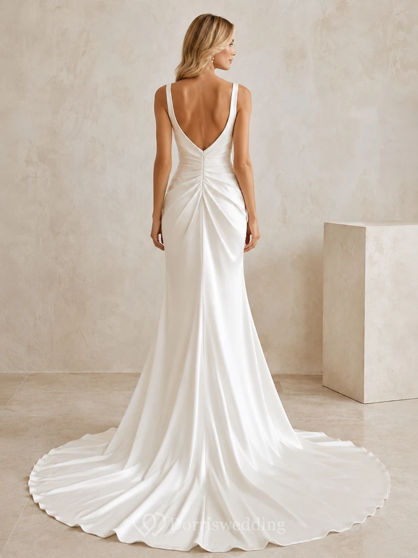 Vestido de novia formal con escote halter, corte A y cola larga para ceremonia. view 2