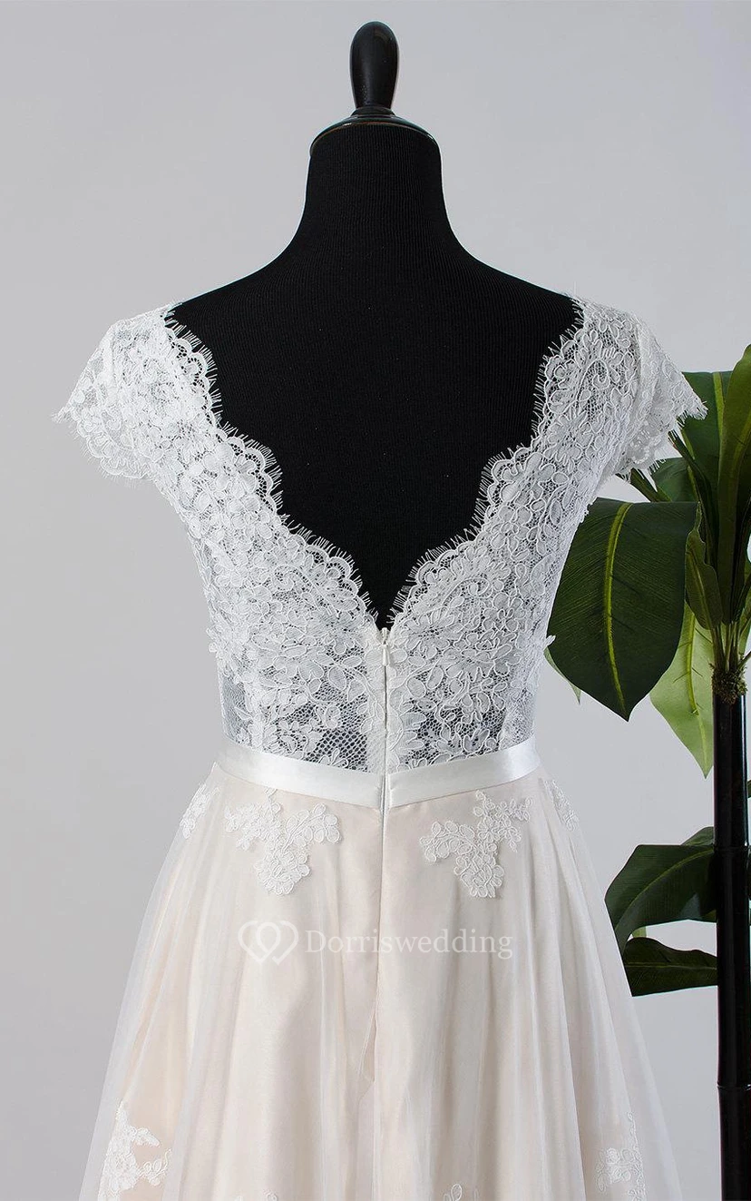 Robe de mariée en tulle, dentelle et satin à manches courtes et dos nu en V view 3