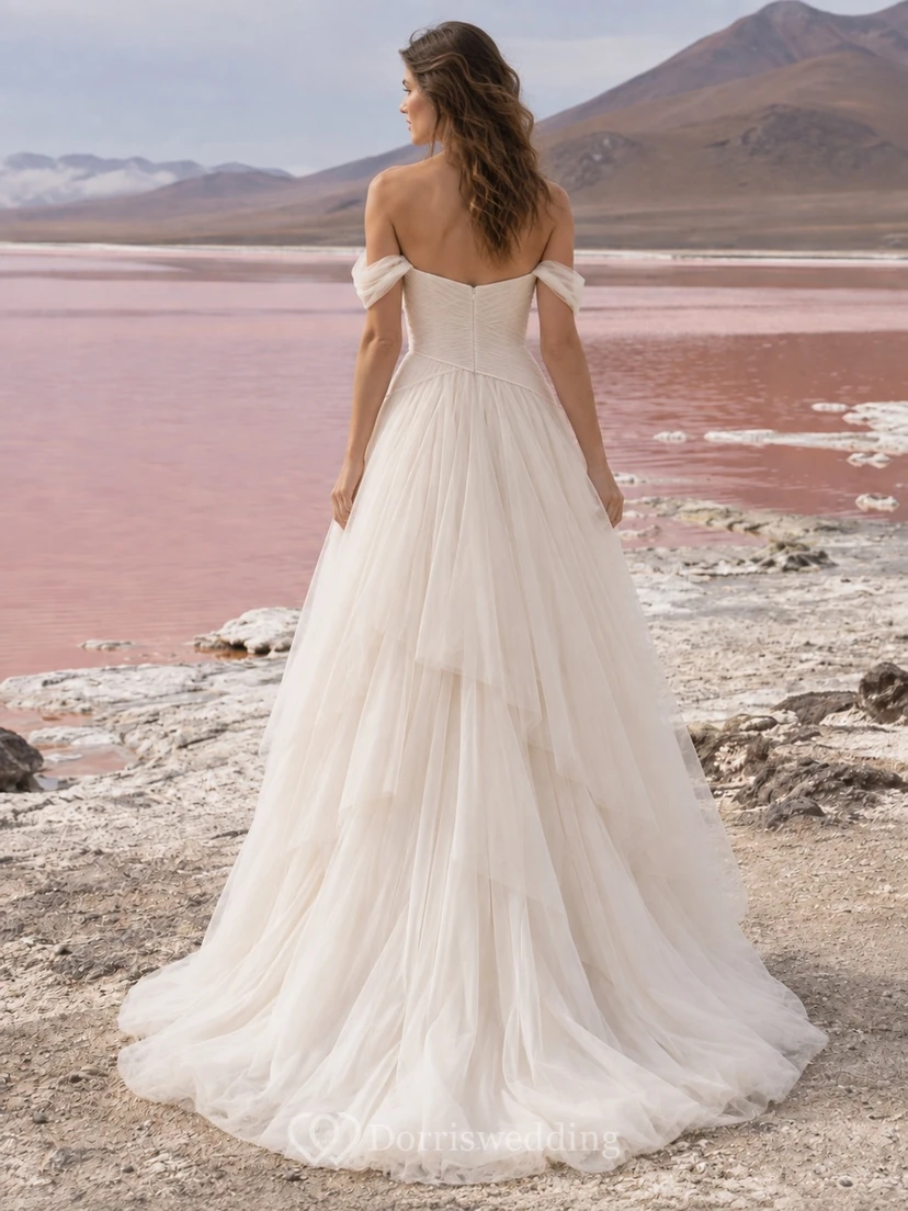 Vestido de novia de tul con escote Bardot, corte en A, corpiño fruncido y falda asimétrica de capas. view 2