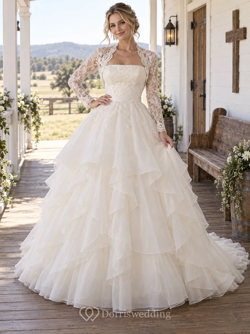 Ländlich-boho Brautkleid, trägerlos, mit langem Ärmel, Spitzenbolero und fließendem Organzarock