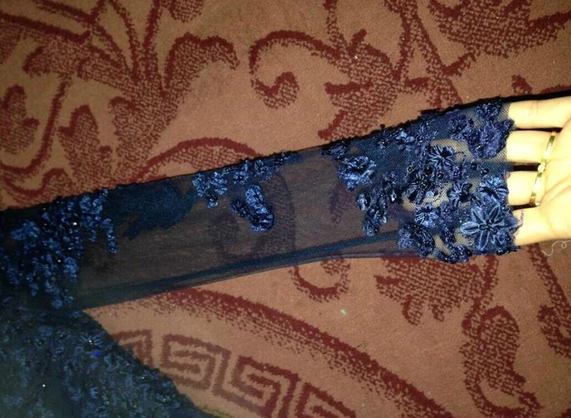Precioso vestido de fiesta de sirena con apliques de manga larga y cola. view 4