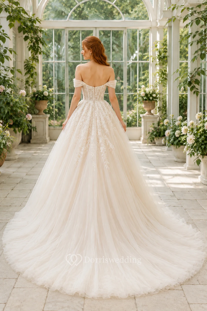 Robe de mariée de bal à épaules dénudées avec application et traîne en tulle view 2