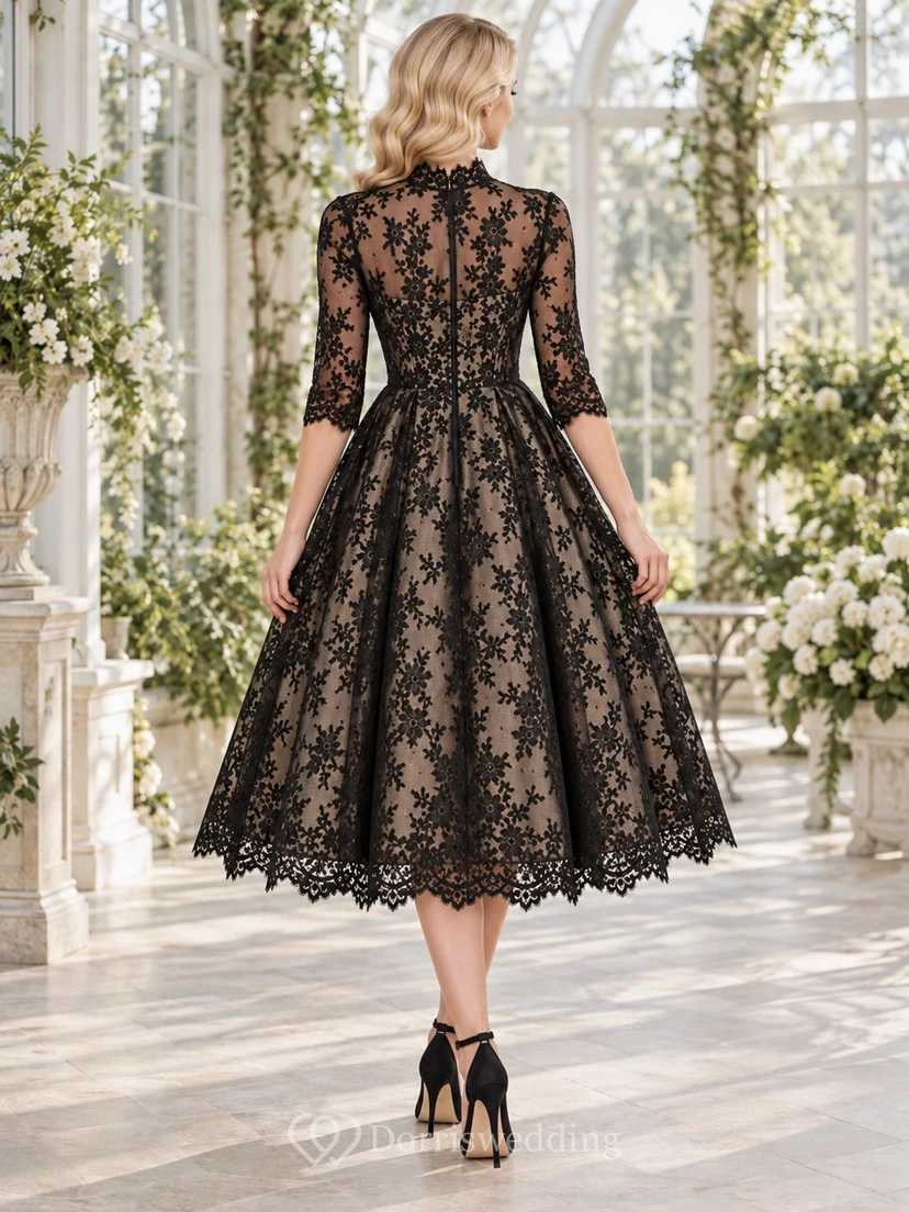 Teelanges, hochgeschlossenes, schwarzes Vintage-Brautjungfernkleid aus gotischer Spitze mit Dreiviertelärmeln und Blumenmuster. view 2