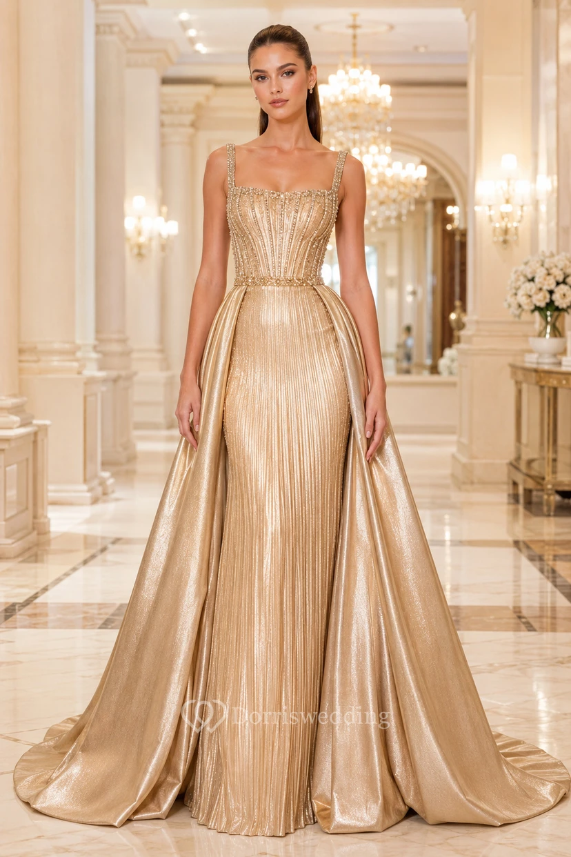 Robe de soirée dorée métallisée avec corsage carré orné de perles et traîne.