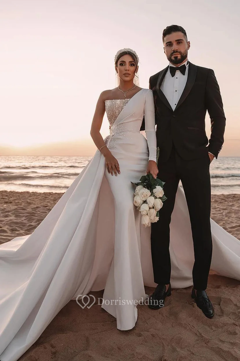 Robe de mariée glamour en satin à une épaule, avec corsage et surjupe ornés de perles