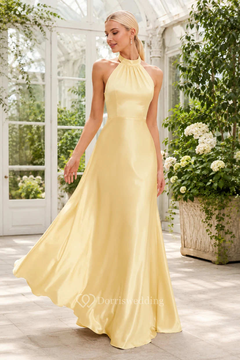 Vestido formal de satén color narciso con escote halter, corte en A, cuello alto y falda hasta el suelo.