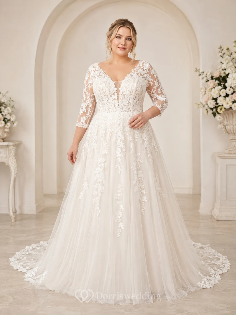 Robe de mariée romantique grande taille en dentelle, coupe trapèze, traîne chapelle, décolleté en V illusion, manches trois-quarts.