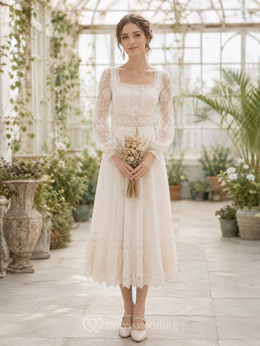 Champagnerfarbenes Vintage-Kleid in A-Linie mit eckigem Ausschnitt, langen Ärmeln und Spitze, wadenlang