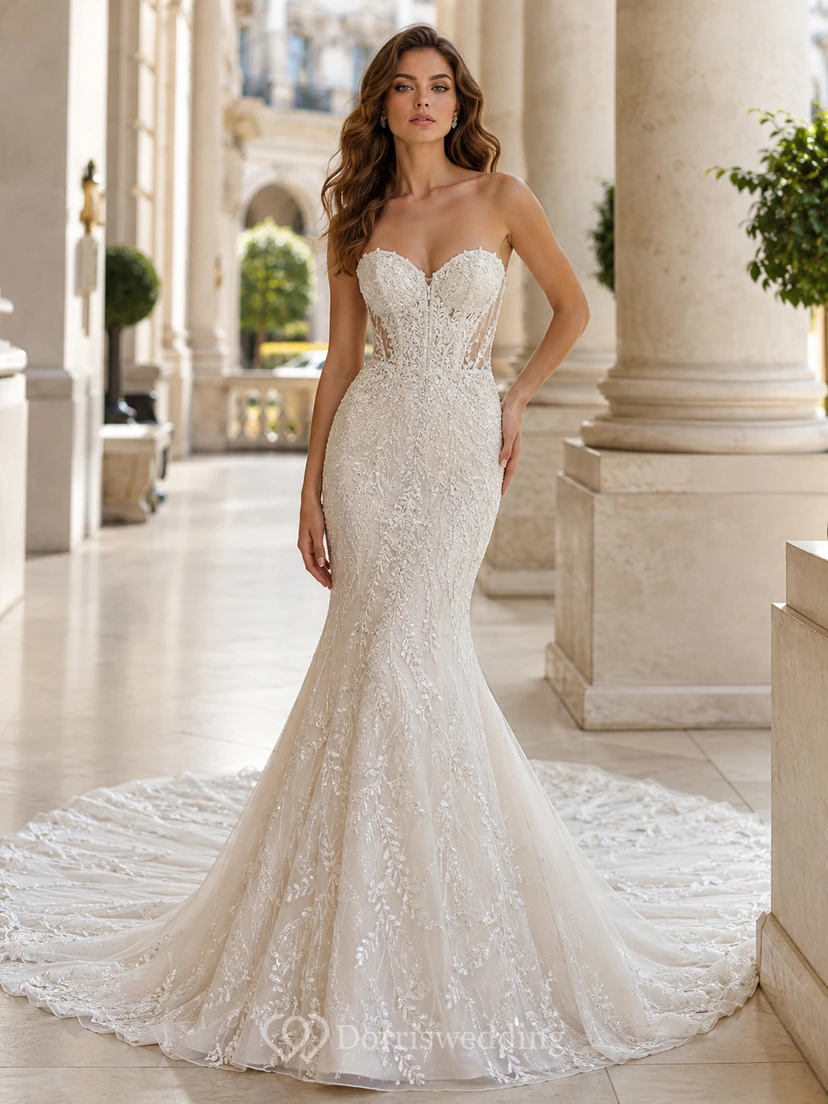 Zartes, ärmelloses Brautkleid aus Spitze mit Herzausschnitt, Meerjungfrauen-Stil, Kapellenschleppe und floralen Applikationen im Gartenstil