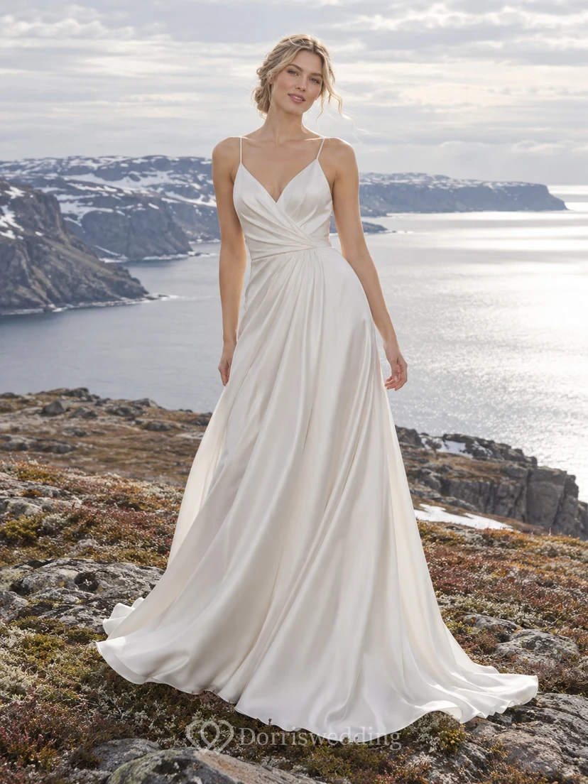 Sencillo vestido de novia de charmeuse con escote en V, corte en A, tirantes finos y corpiño fruncido.