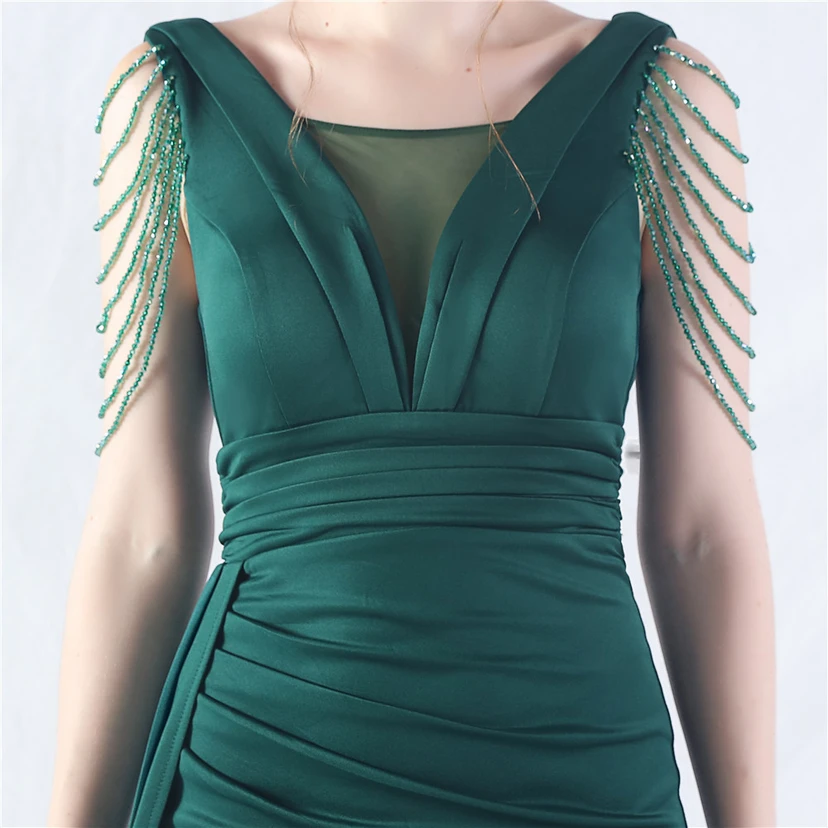 Ein Abendkleid aus insgesamt 8 Farben, gefertigt mit aufwendiger Satinfalttechnik und Perlenstickerei. view 35