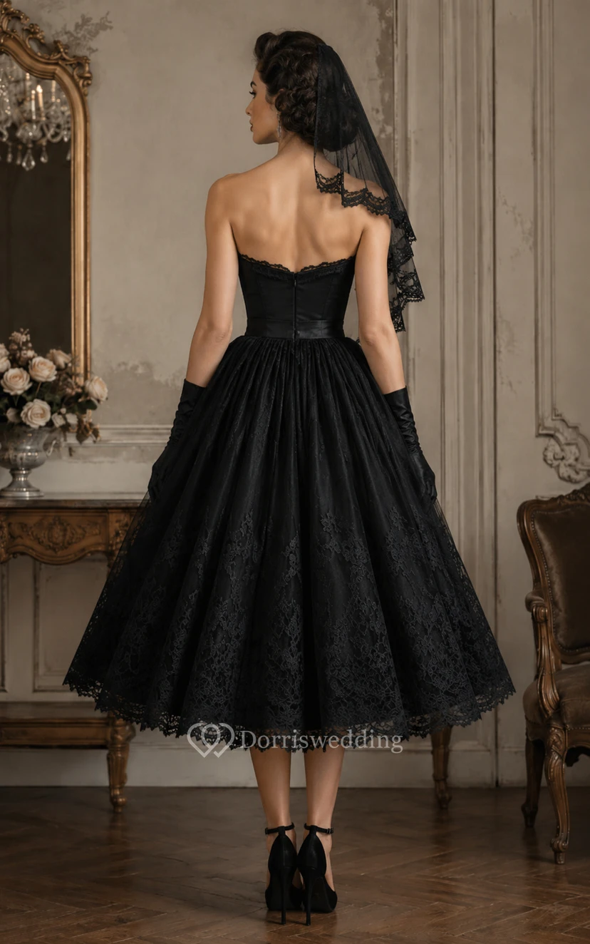 Robe de mariée noire bustier en dentelle, longueur thé view 2