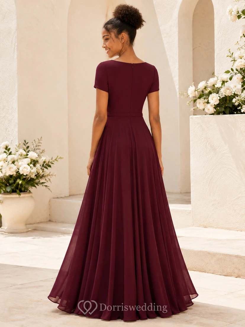 Robe de demoiselle d'honneur junior bordeaux, coupe trapèze, manches courtes et ornée de bijoux, simple view 2