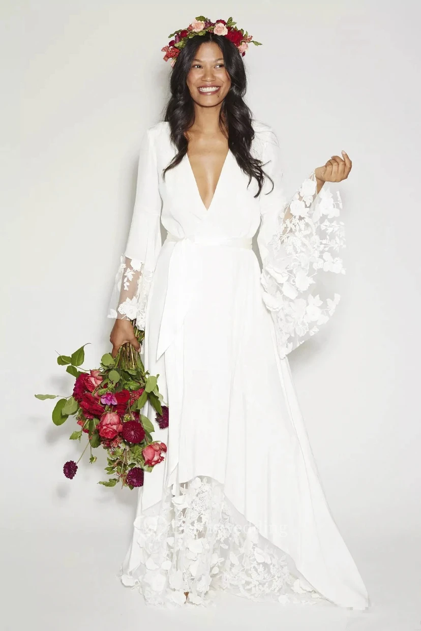 Weißes Boho-Hochzeitskleid aus Spitze in Übergröße mit Glockenärmeln | Lässiges Maxikleid im Stil der 70er Jahre video preview