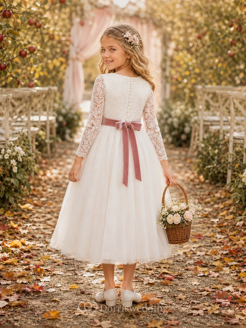 Vestido de niña de las flores para boda de otoño con corte en A, mangas largas transparentes, corpiño de encaje, falda de tul, cinta burdeos en la cintura, estilo ceremonia de otoño. view 2