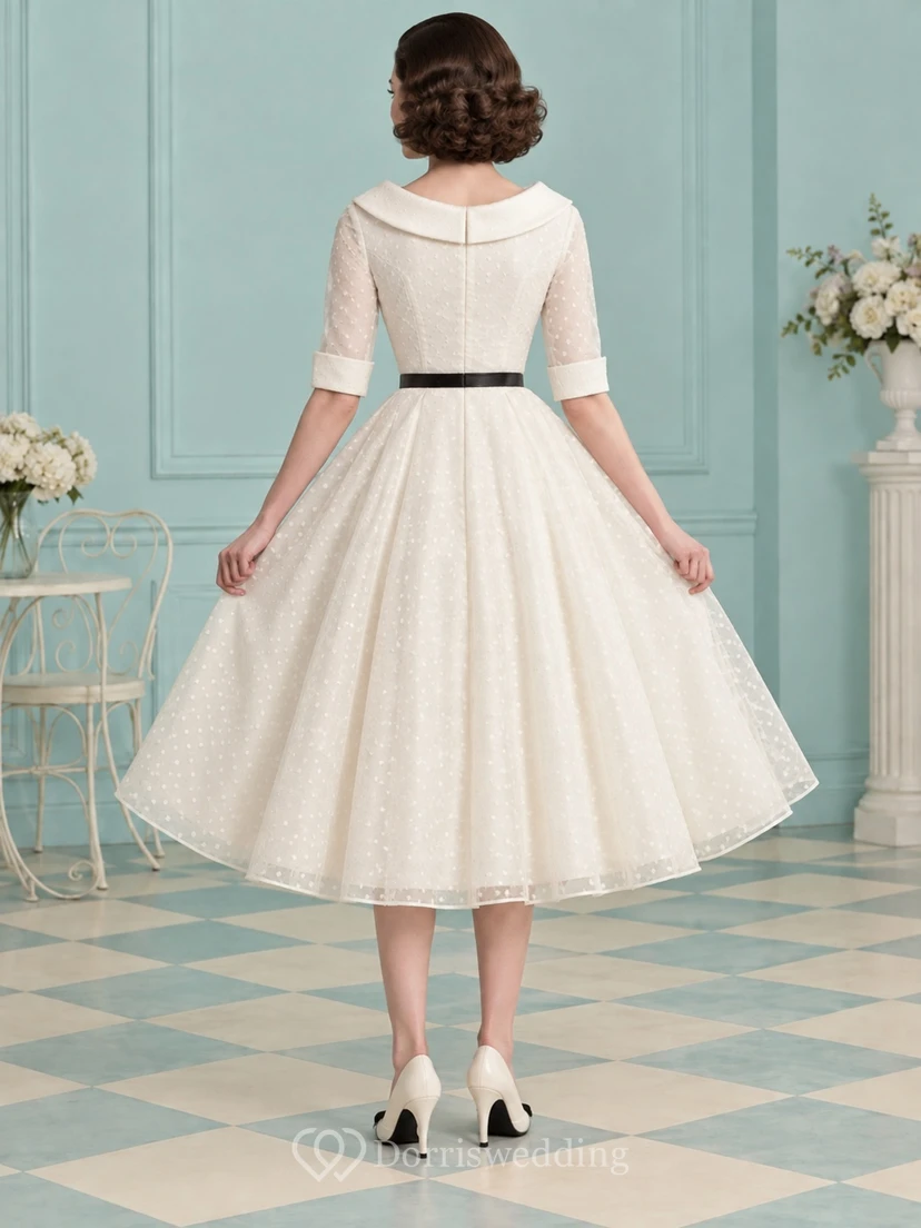 Robe de mariée trapèze mi-longue à pois suisses style rockabilly, col portrait et ceinture noire view 2