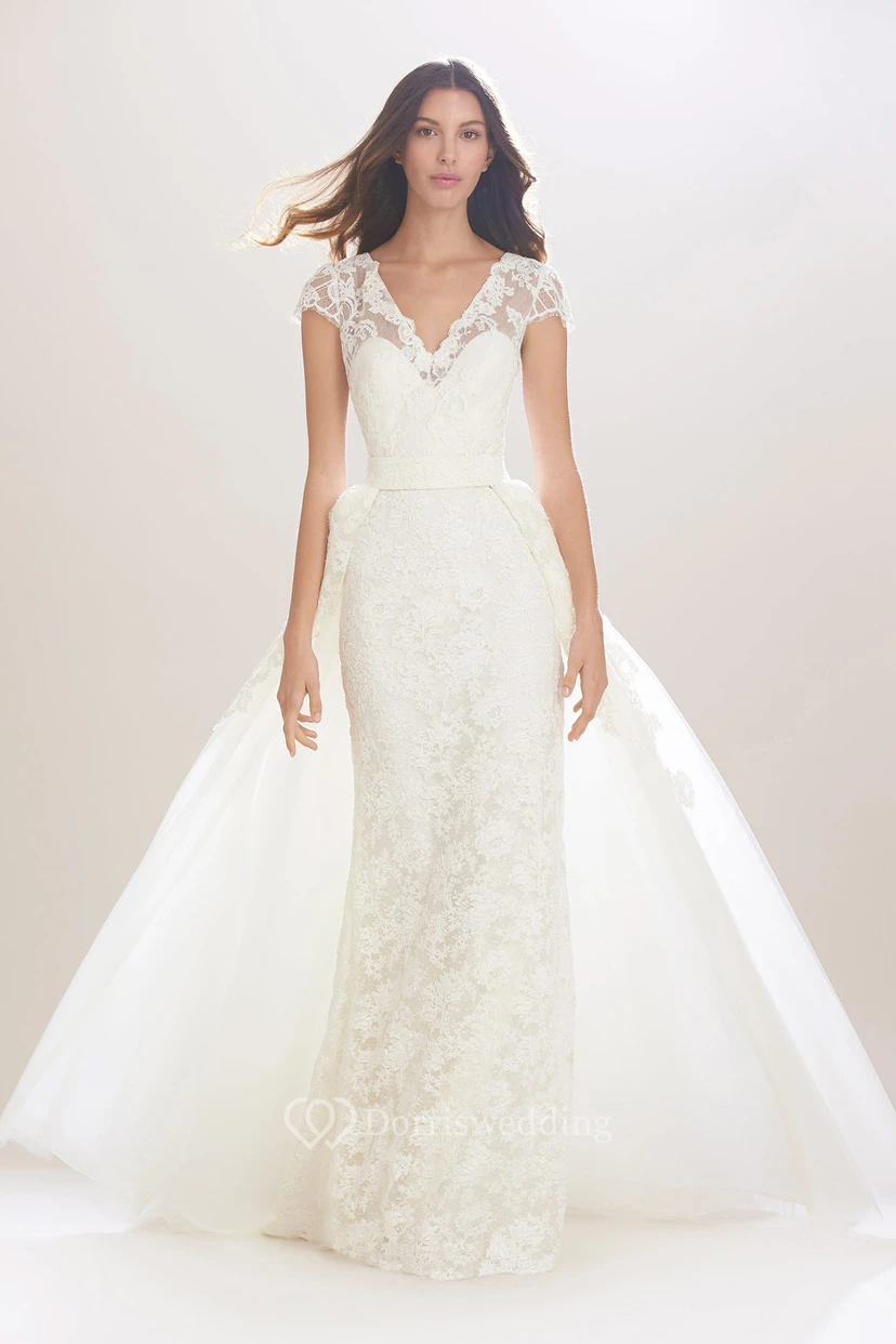 Vestido de novia largo de encaje con apliques, escote en V, mangas cortas, cinta y efecto ilusión.