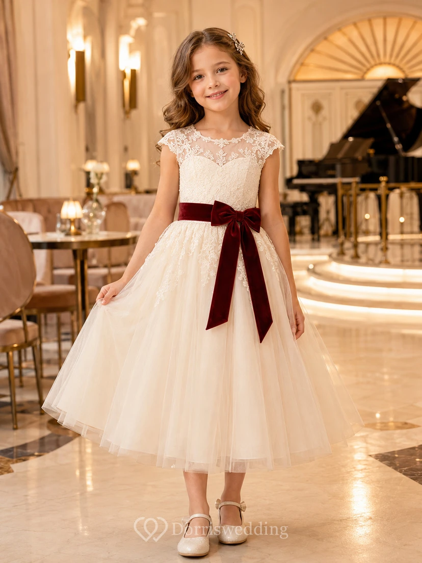 Vestido de niña de flores color marfil, largo hasta la rodilla, encaje, tul, corte en A, escote ilusión, escote barco, manga corta, lazo de terciopelo burdeos